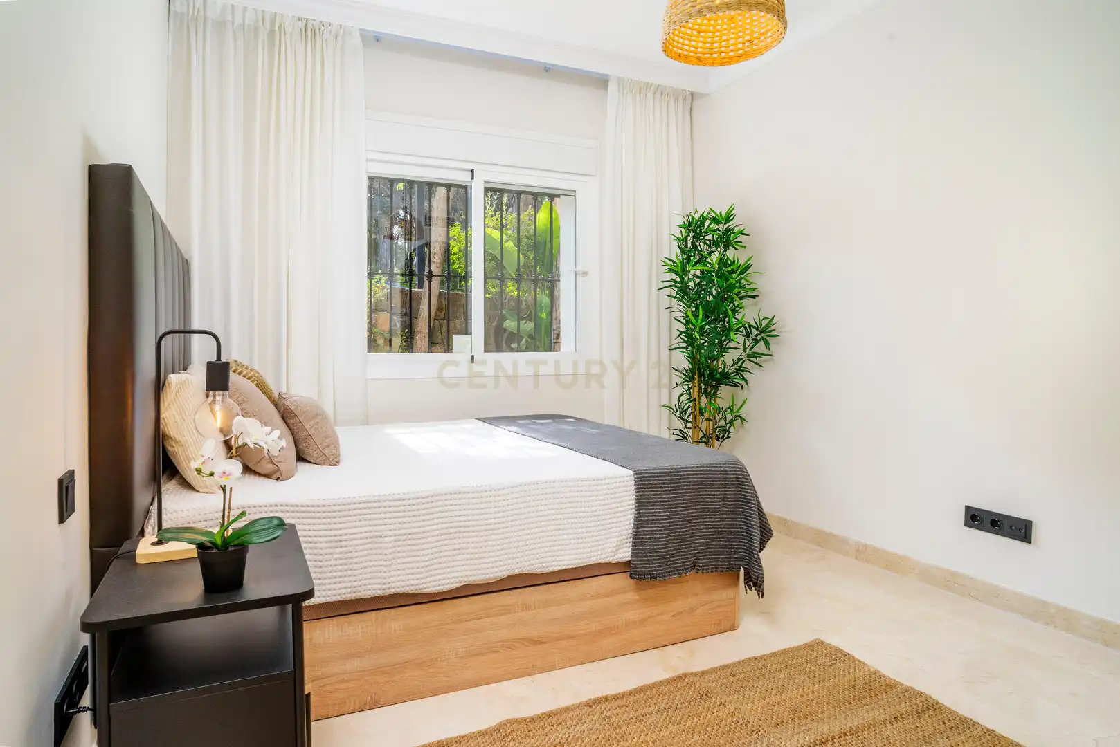 Schlafzimmer von Wohnungen zum Verkauf in Marbella mit Klimaanlage, Privatgarten und Ofen