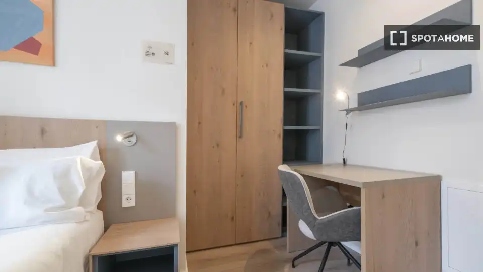 Bedroom of Houses for share in Madrid  with Air Conditioner, Terrace and Furnished