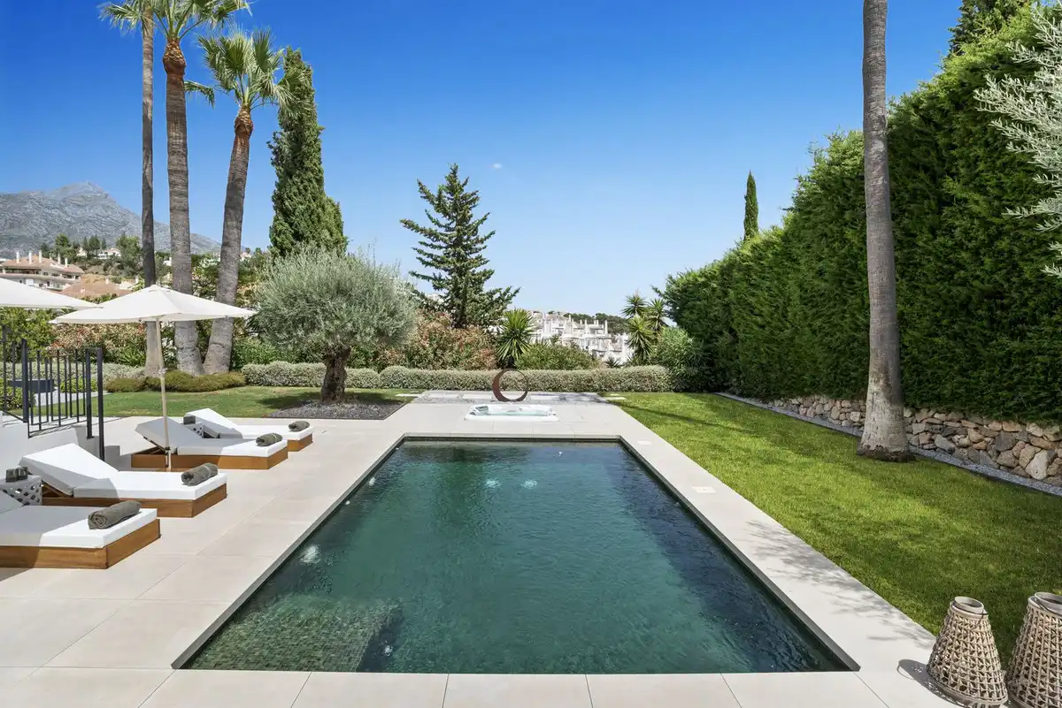 Swimming pool of Houses for sale in Nueva Andalucía