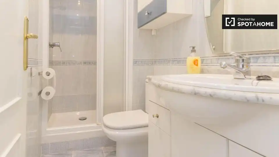 Badezimmer von Wohnung zur untervermieten in Bilbao  mit Klimaanlage, Heizung und Möbliert