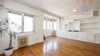 Living room of Flat to rent in  Madrid Capital  with Air Conditioner, Heating and Parquet flooring