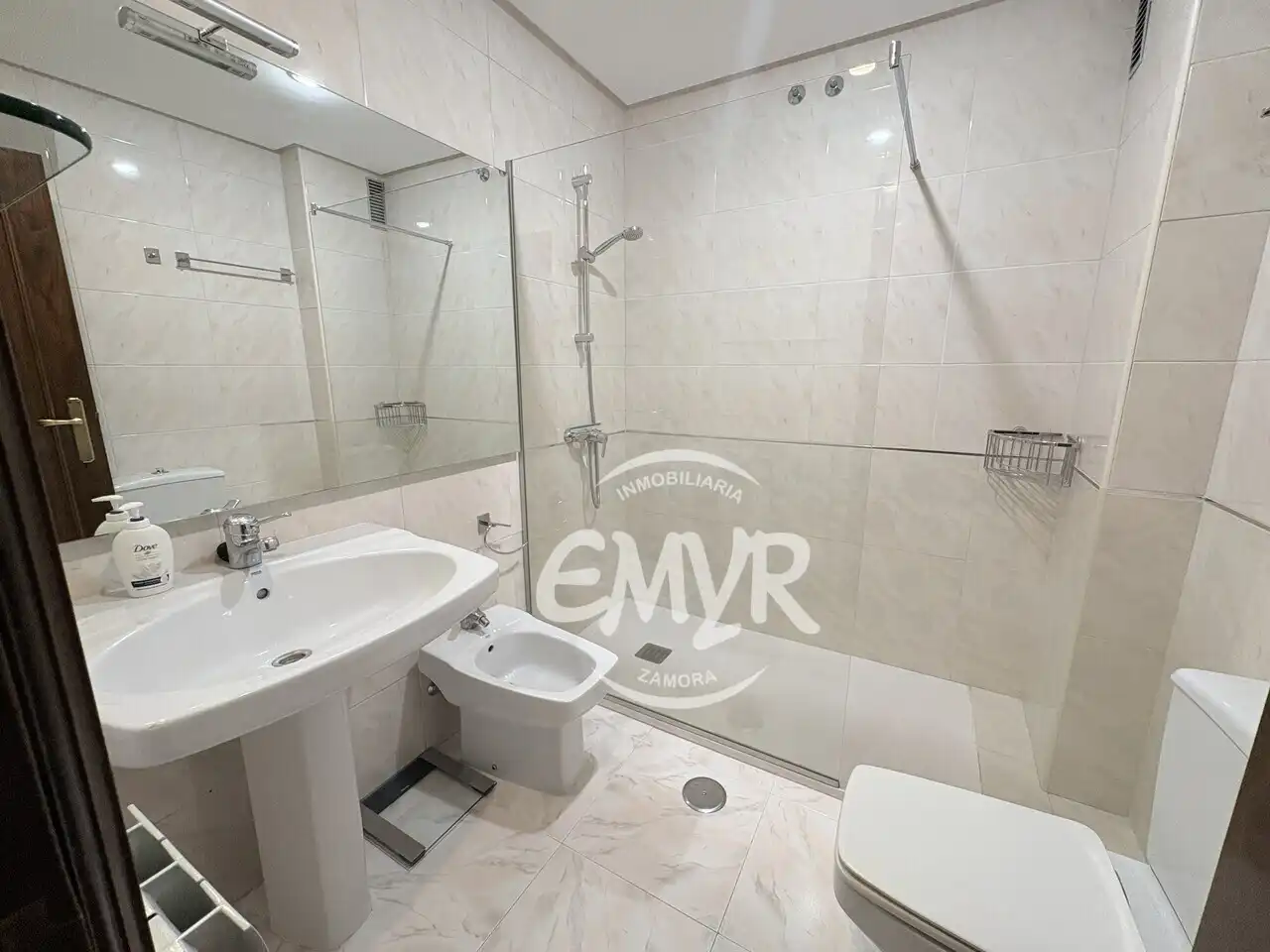 Badezimmer von Wohnung zum Verkauf in Zamora Capital  mit Heizung, Parkett und Abstellraum
