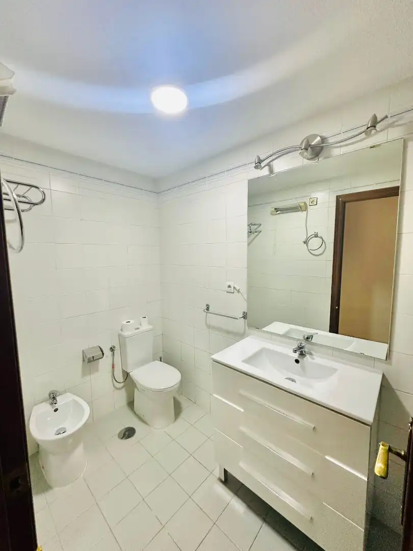 Bathroom of Flat for rent in Granada  with Air Conditioner, Heating and Washing machine