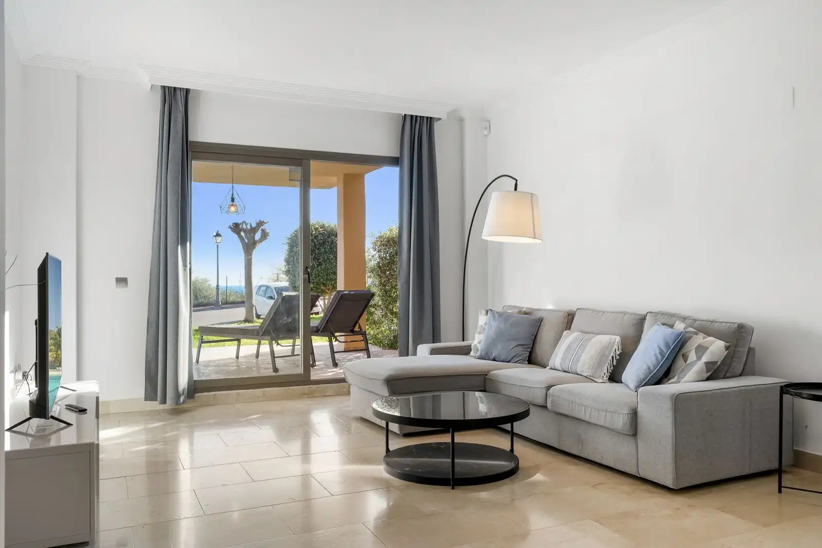 Living room of Apartments for sale in Benahavís  with Air Conditioner, Terrace and Storage room