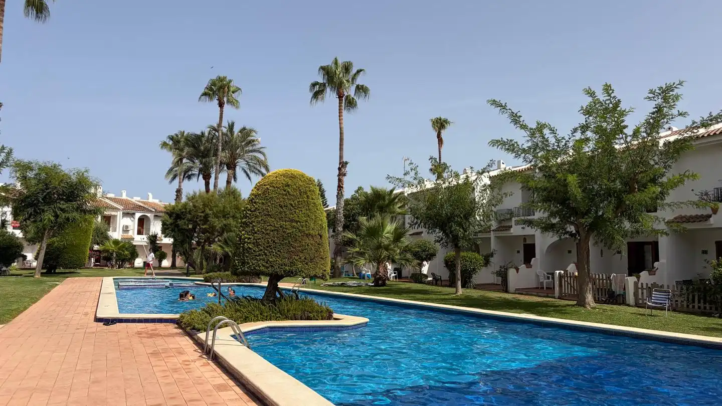 Piscina de Dúplex en venda en La Manga del Mar Menor amb Aire condicionat, Calefacció i Jardí privat