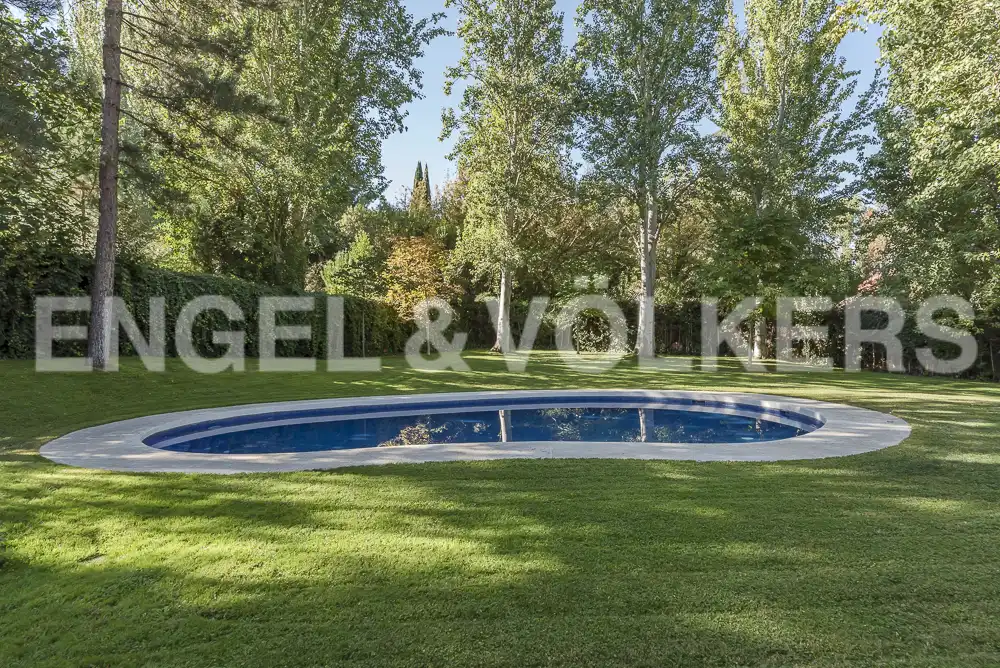 Swimming pool of Houses for rent in Pozuelo de Alarcón  with Air Conditioner, Heating and Private garden