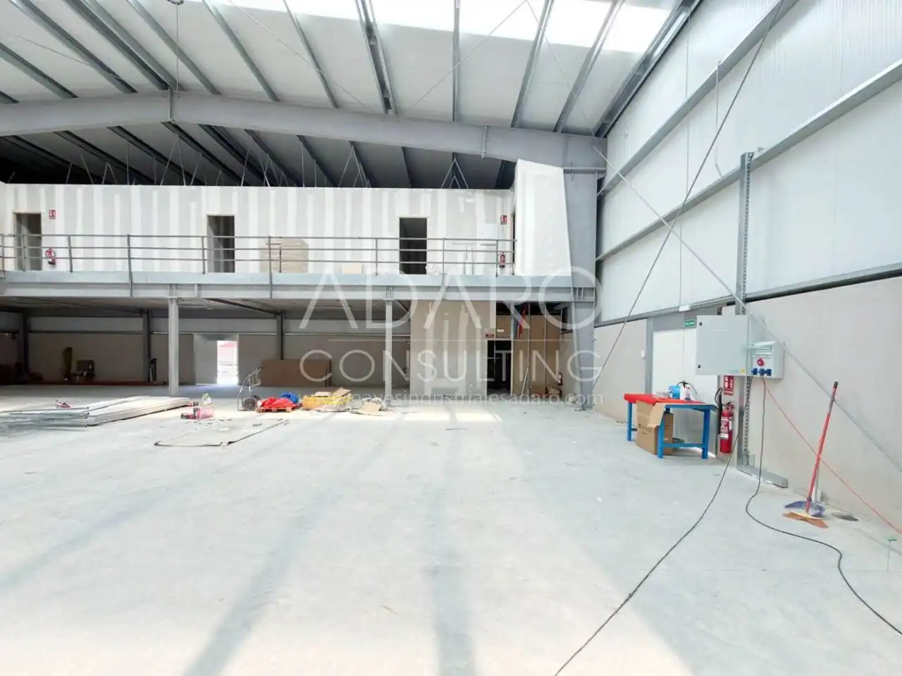 Nave industrial en venta en Loeches