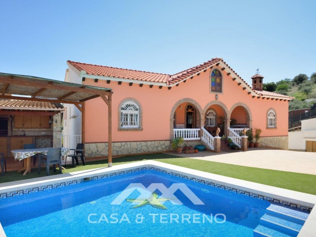 Vista exterior de Casa o xalet en venda en Viñuela amb Aire condicionat, Terrassa i Piscina