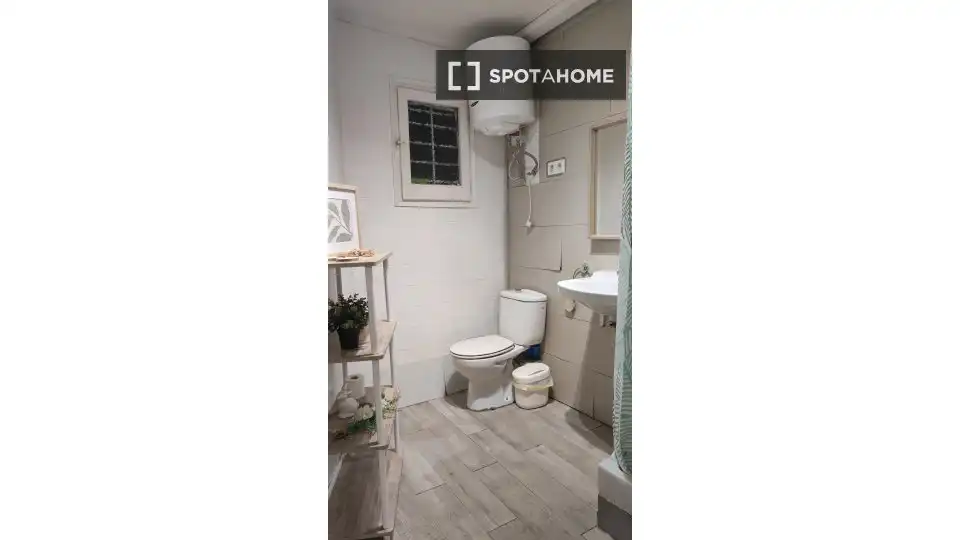 Bathroom of Flat for rent in  Barcelona Capital  with Air Conditioner, Heating and Furnished
