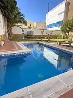 Piscina de Casa o xalet en venda en Linares amb Aire condicionat, Jardí privat i Terrassa
