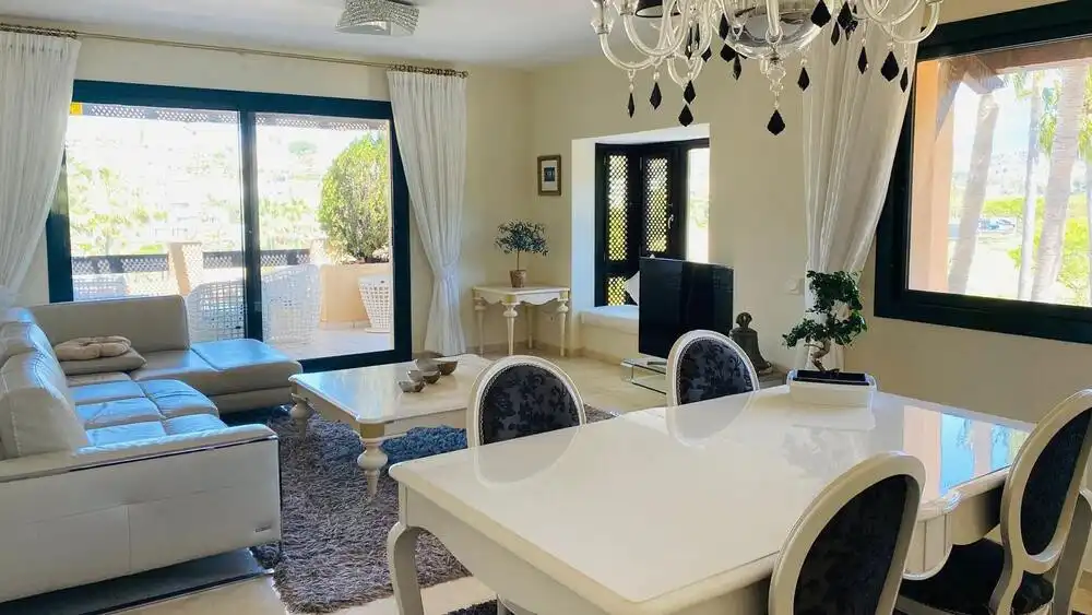 Menjador de Àtic de lloguer en Estepona amb Aire condicionat, Terrassa i Piscina