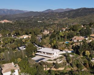 Vista exterior de Casa o xalet en venda en Marbella amb Aire condicionat, Jardí privat i Terrassa