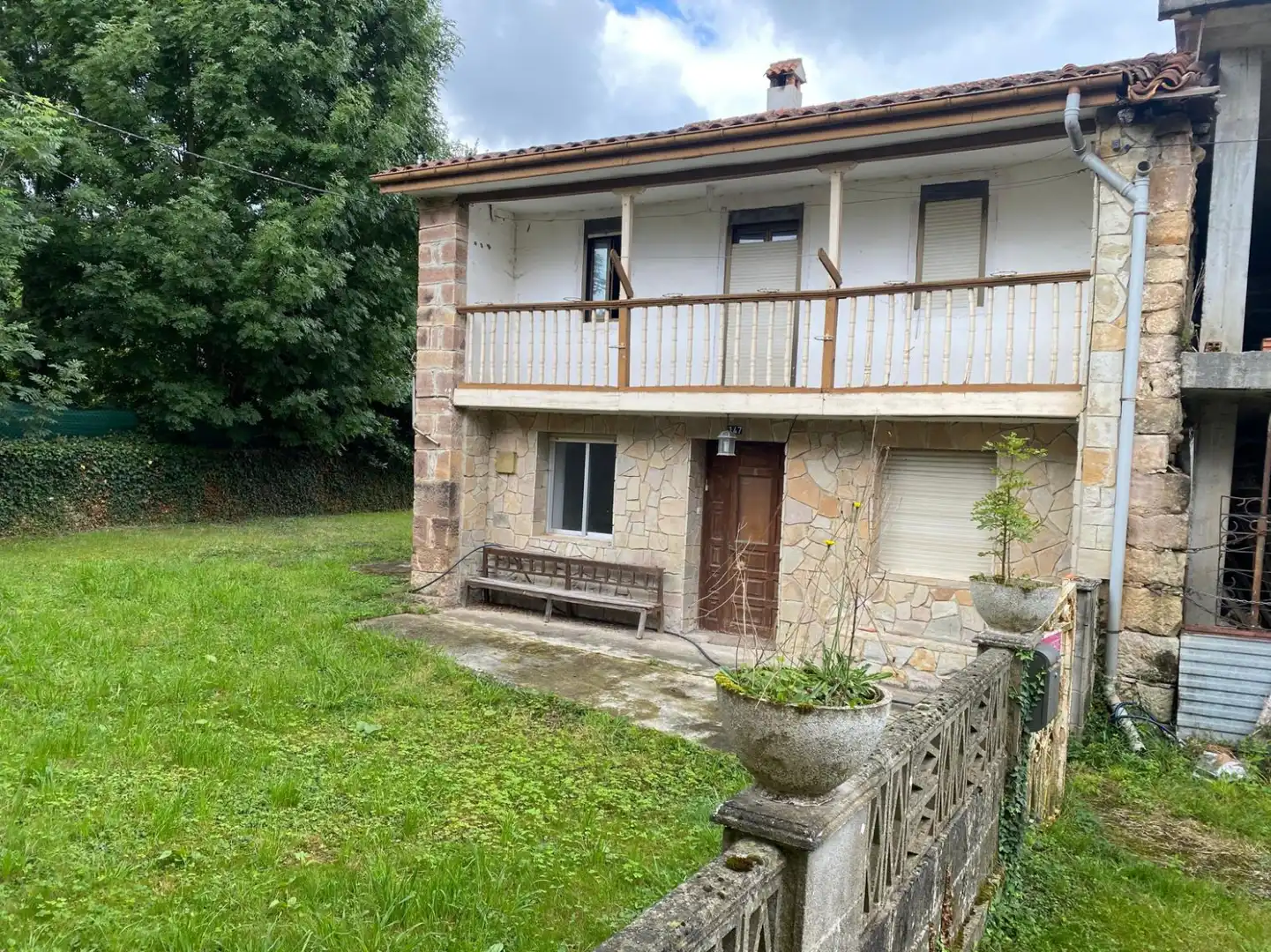 Außenansicht von Einfamilien-Reihenhaus zum Verkauf in Santa María de Cayón mit Heizung, Privatgarten und Abstellraum