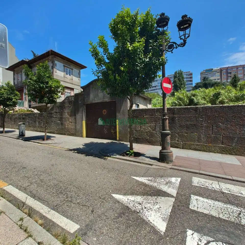 Vista exterior de Edifici en venda en Vigo 