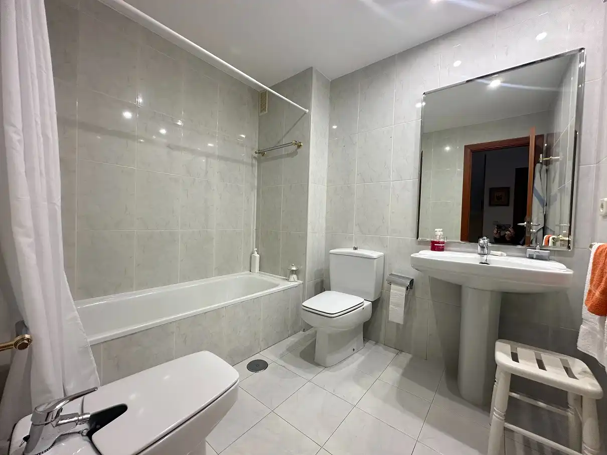 Baño de Casa o chalet en venta en Santiago de Compostela  con Calefacción, Jardín privado y Parquet