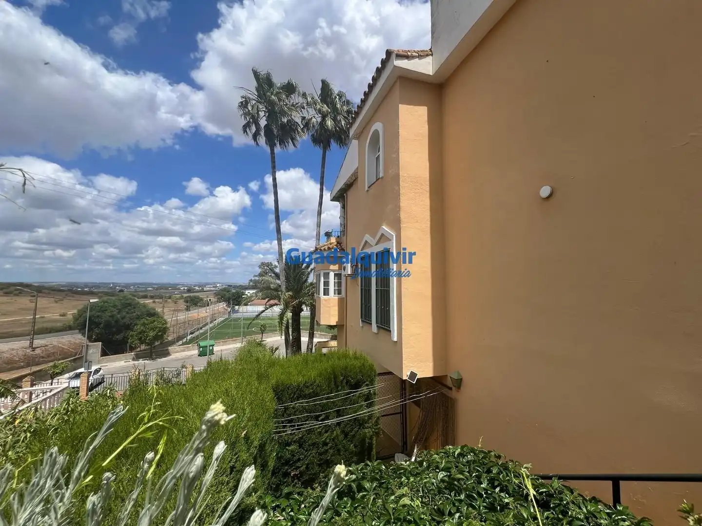 Vista exterior de Casa o xalet en venda en Dos Hermanas amb Aire condicionat, Jardí privat i Terrassa