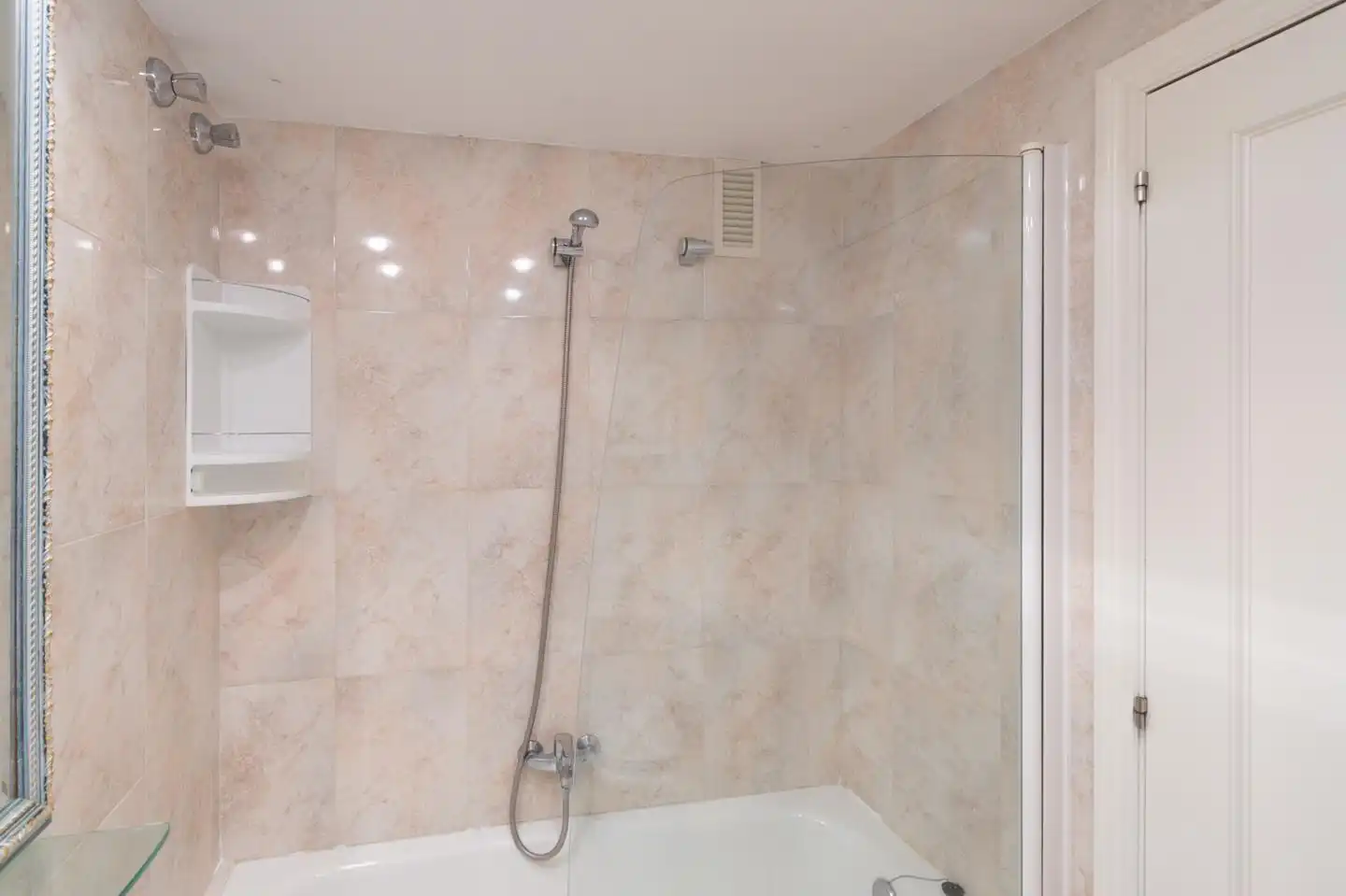 Baño de Piso de alquiler en Barañáin / Barañain con Calefacción, Parquet y Trastero