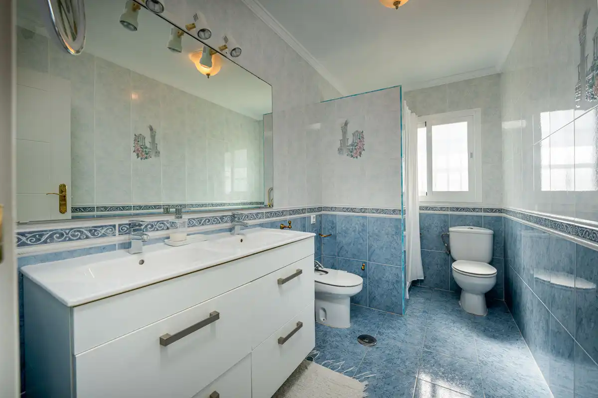 Bany de Casa o xalet en venda en Marbella amb Aire condicionat, Jardí privat i Piscina