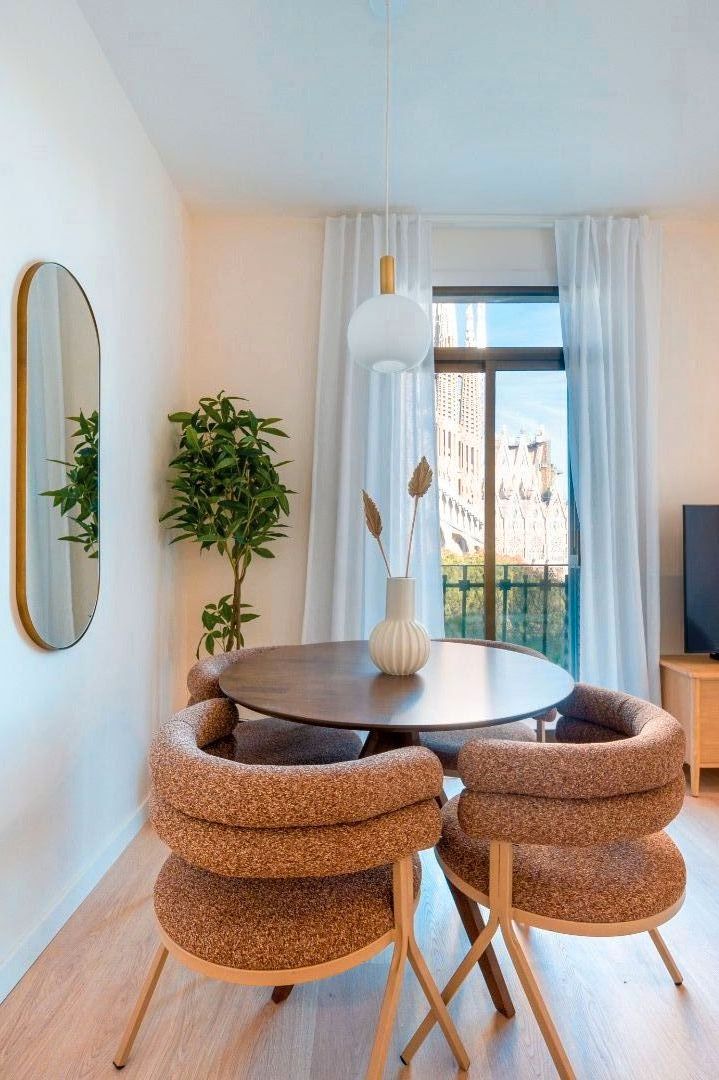 Menjador de Pis de lloguer en  Barcelona Capital amb Moblat, Forn i Rentadora