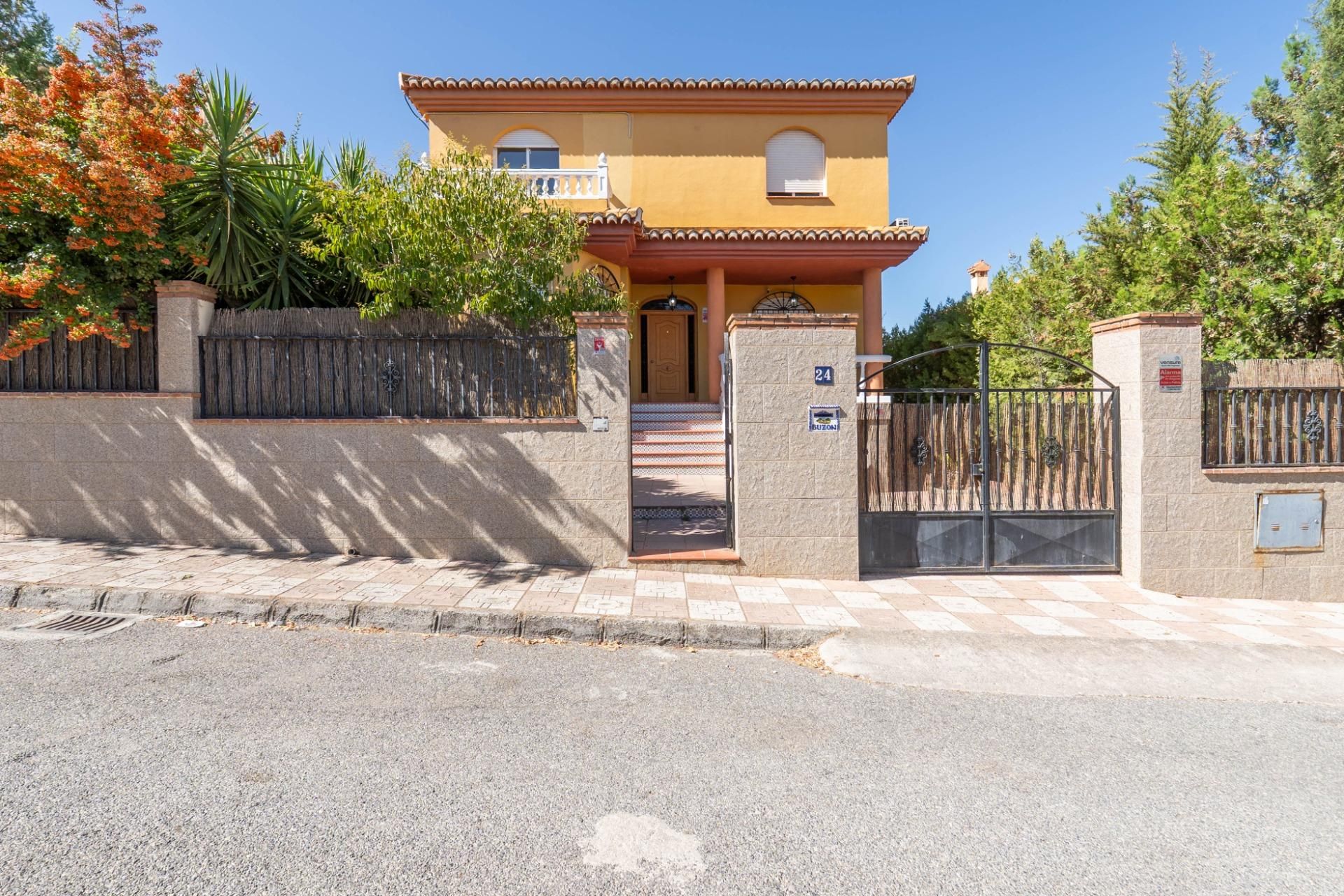 Vista exterior de Casa o xalet en venda en Cúllar Vega amb Jardí privat i Terrassa