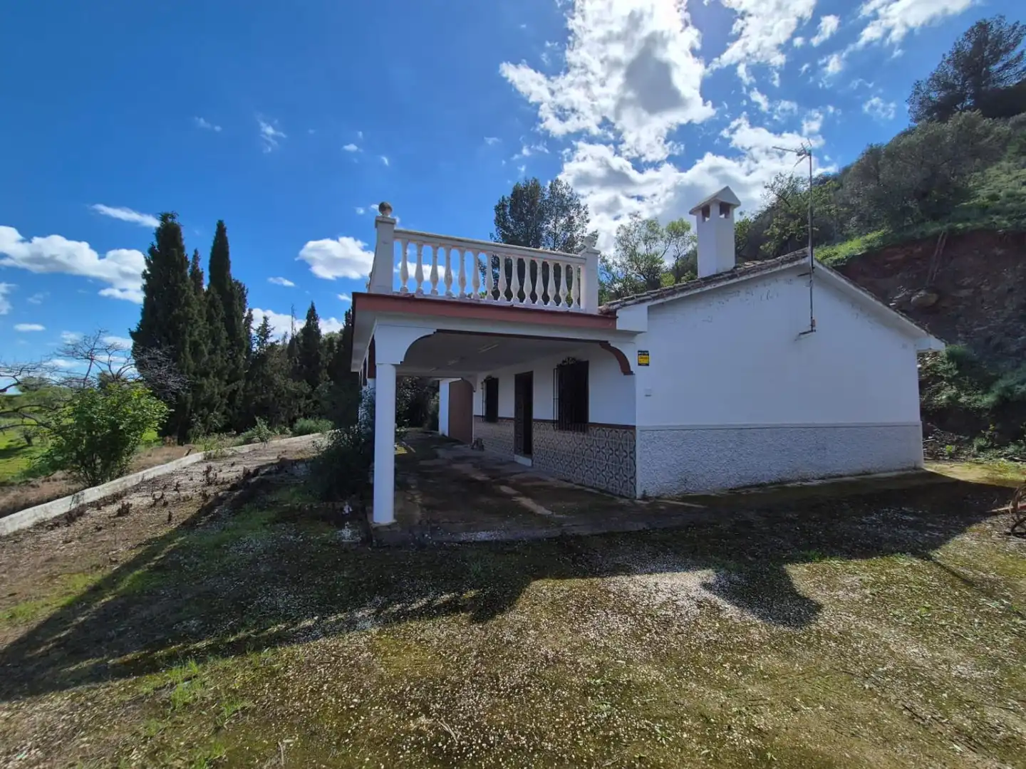 Vista exterior de Finca rústica en venda en Guaro amb Calefacció, Terrassa i Traster