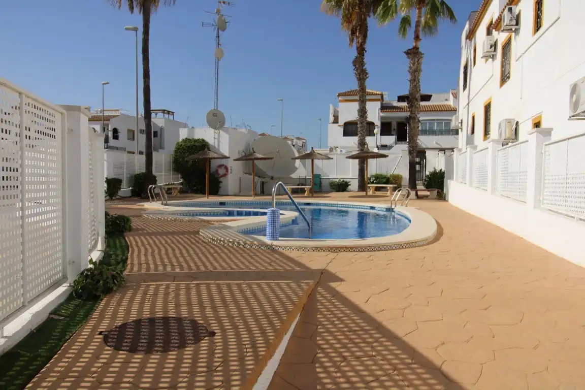Piscina de Apartament en venda en Orihuela amb Terrassa, Moblat i Piscina comunitària