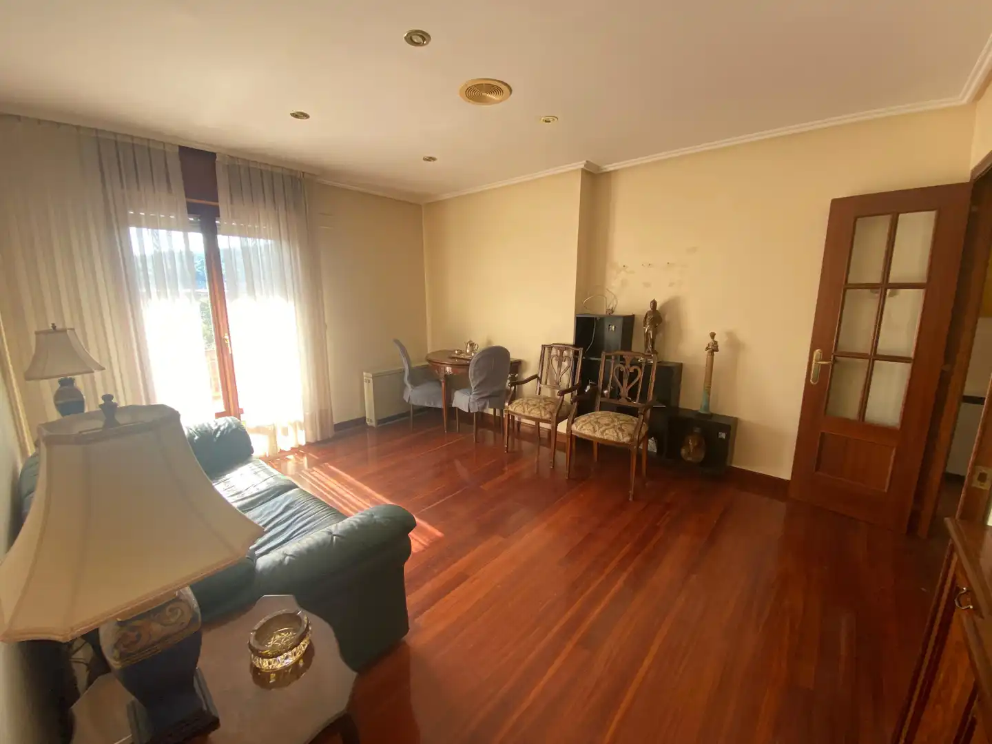 Sala de estar de Piso en venta en Castro-Urdiales con Calefacción, Jardín privado y Parquet