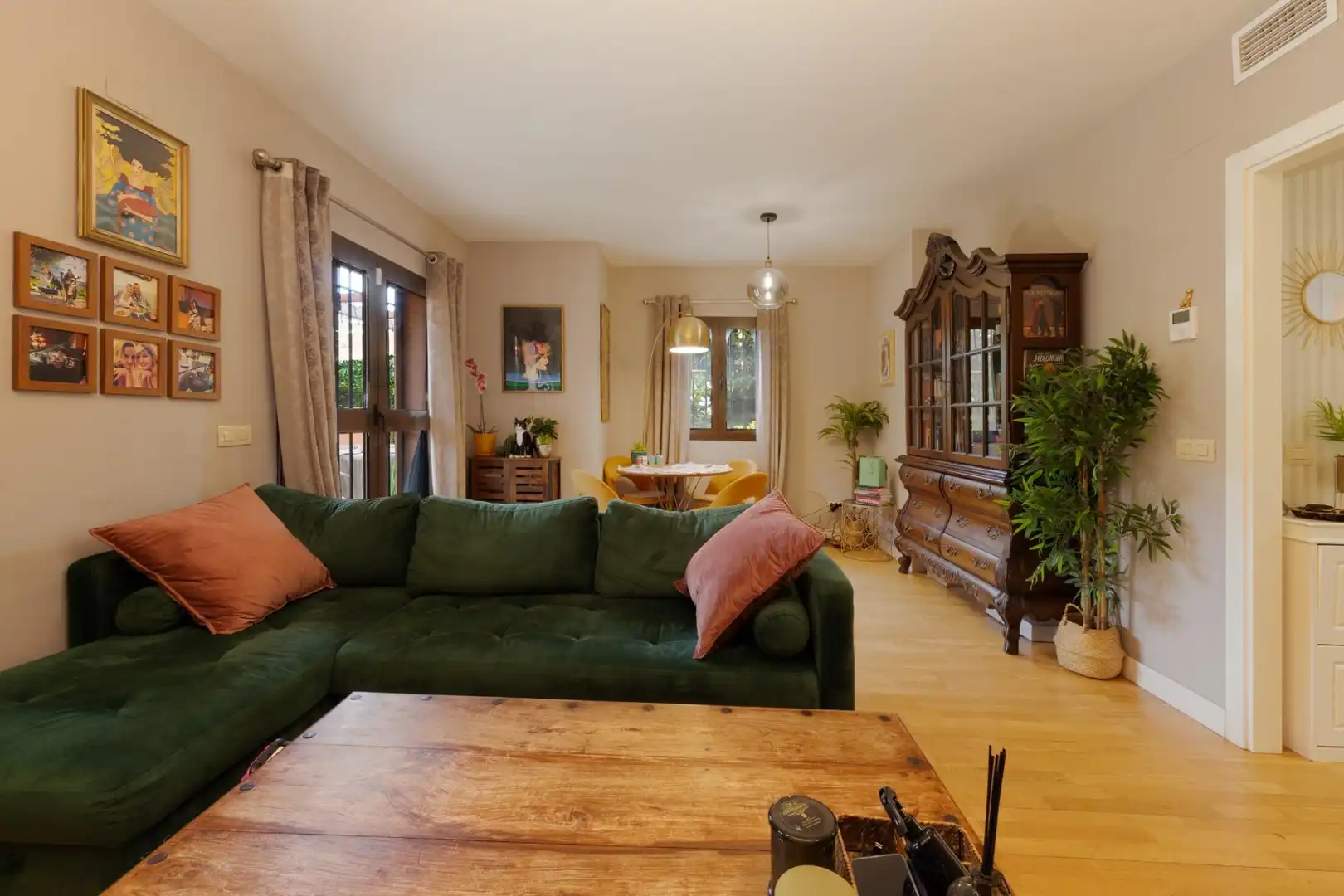 Sala d'estar de Casa adosada en venda en Benalmádena amb Aire condicionat, Jardí privat i Terrassa