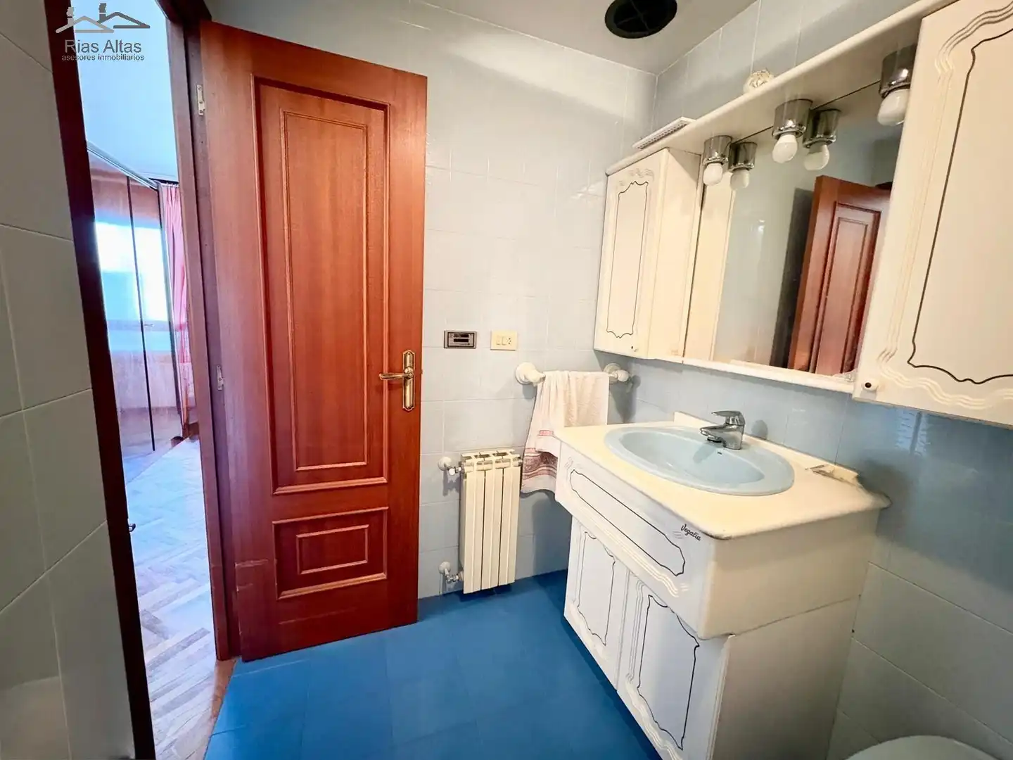 Baño de Piso en venta en Cambre  con Calefacción, Parquet y Trastero