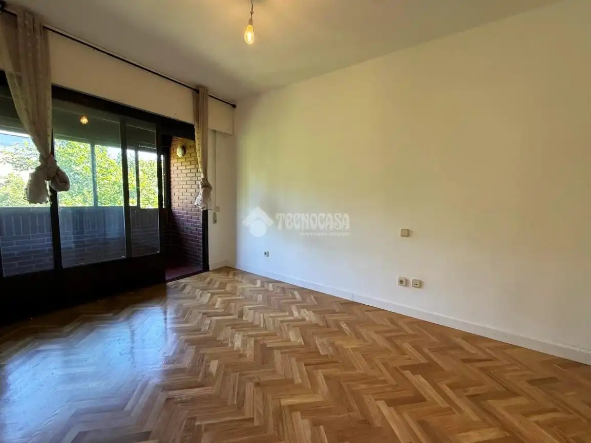 Bedroom of Flat for rent in Madrid  with Parquet flooring, Storage room and Balcony
