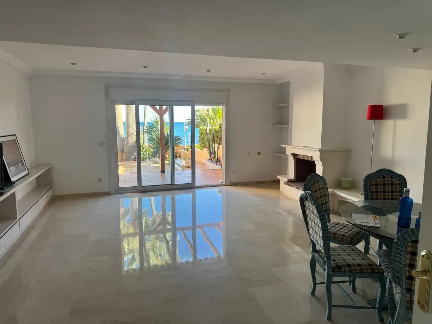 Sala d'estar de Casa adosada en venda en El Campello amb Jardí privat i Terrassa