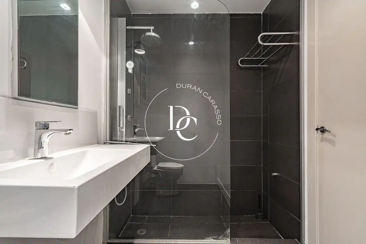 Badezimmer von Dachboden zum Verkauf in Barcelona mit Klimaanlage, Heizung und Terrasse
