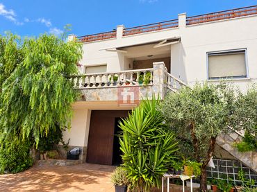 Detached house with balcony for sale in Ponent