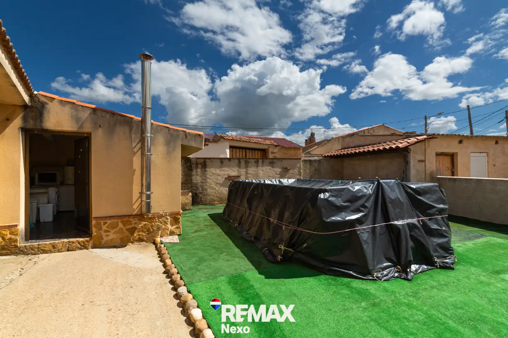 Vista exterior de Casa adosada en venda en San Agustín del Pozo amb Jardí privat, Traster i Moblat