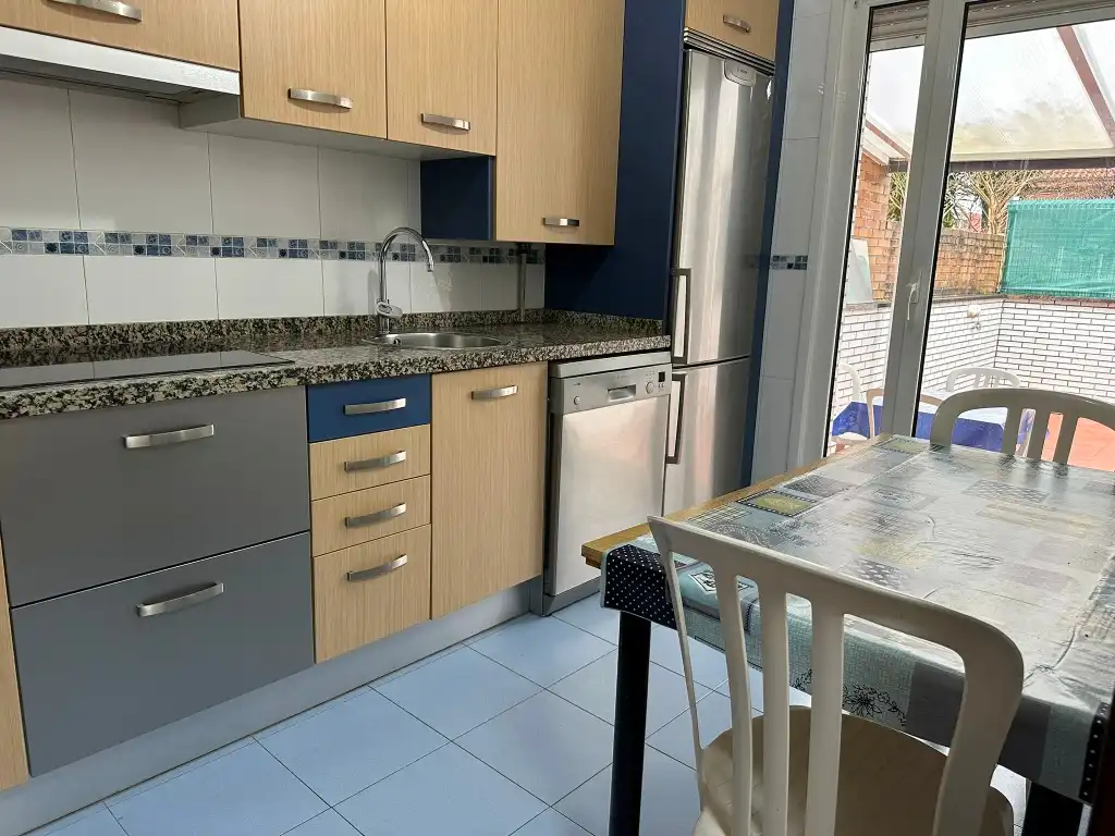 Cuina de Casa adosada en venda en Gijón  amb Calefacció, Parquet i Terrassa