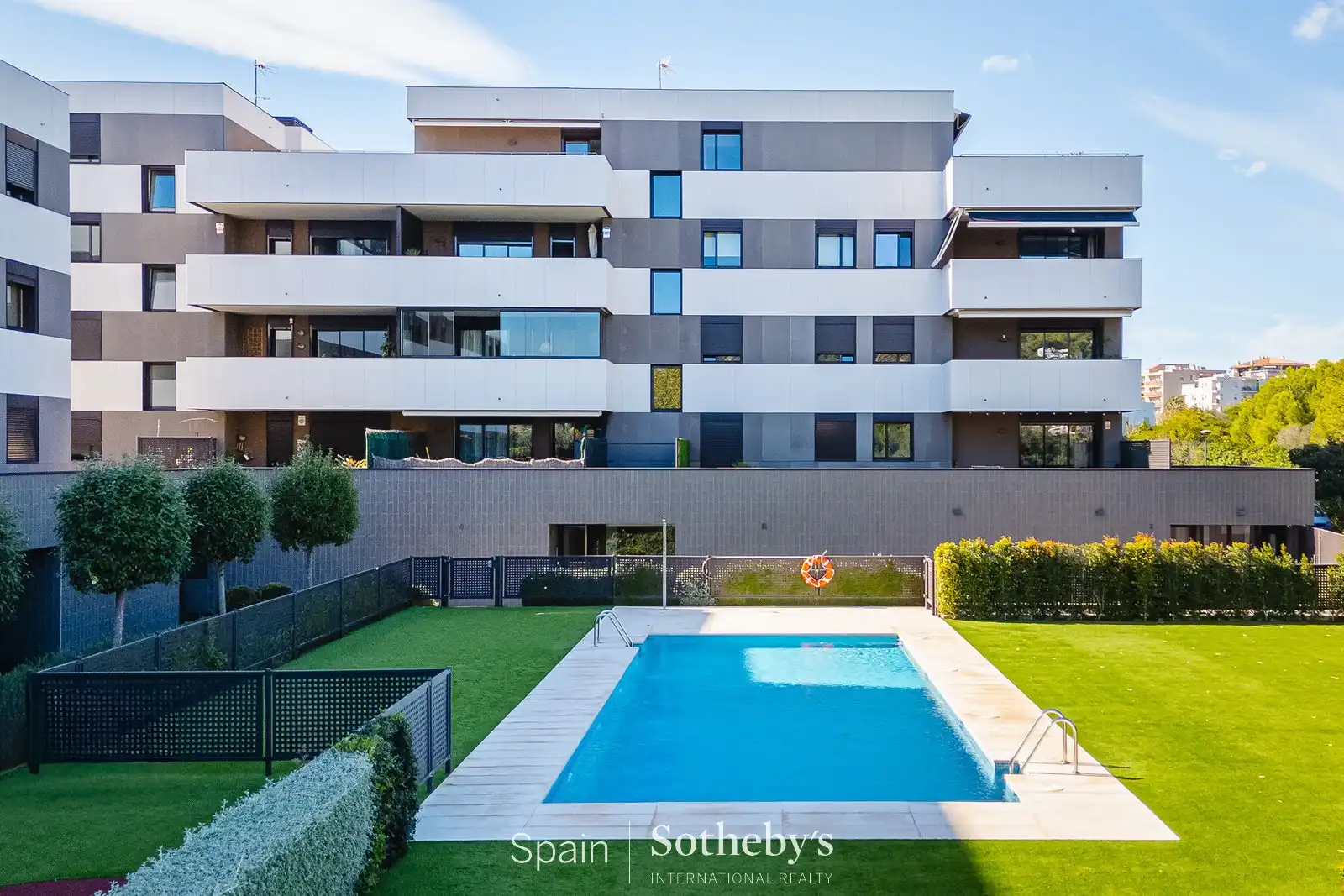 Vista exterior de Apartament en venda en Sitges amb Aire condicionat, Jardí privat i Jacuzzi