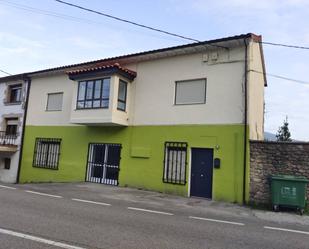 Vista exterior de Casa adosada en venda en Corvera de Toranzo amb Terrassa