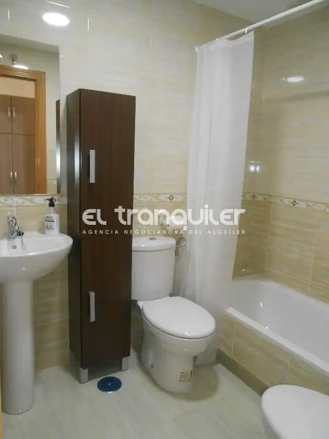 Habitación de Estudio de alquiler en Madrid con Aire acondicionado, Amueblado y Lavadora
