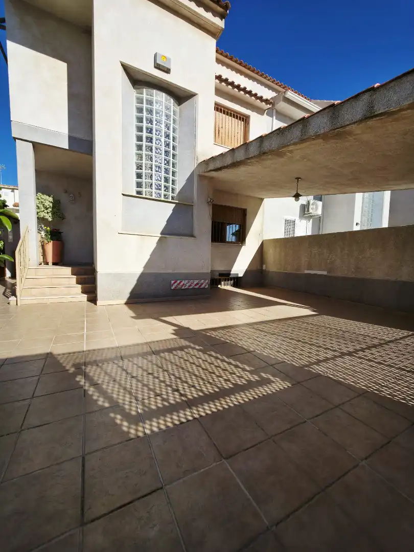 Vista exterior de Casa o xalet en venda en Picanya amb Aire condicionat, Jardí privat i Terrassa
