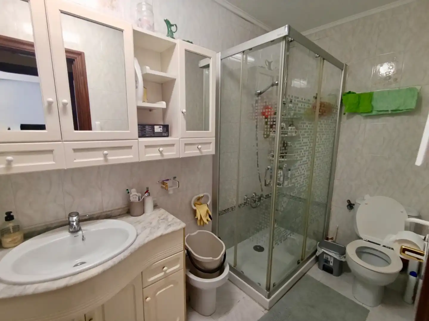 Badezimmer von Dachboden zum Verkauf in Getxo  mit Heizung, Terrasse und Ofen
