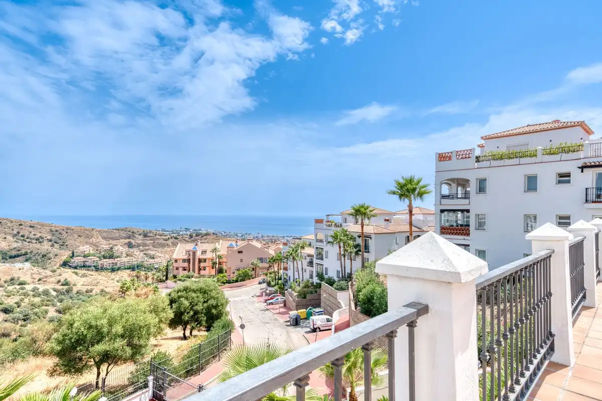 Vista exterior de Planta baixa en venda en Mijas amb Aire condicionat, Terrassa i Piscina comunitària