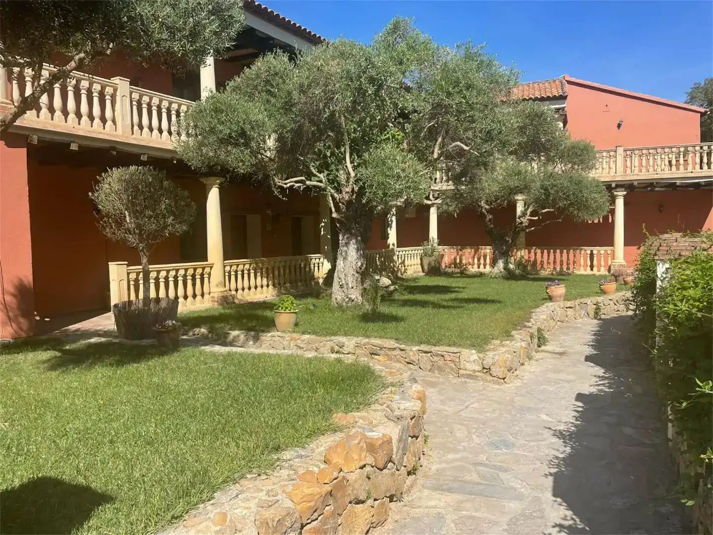 Jardí de Local en venda en Ronda amb Aire condicionat, Parquet i Moblat