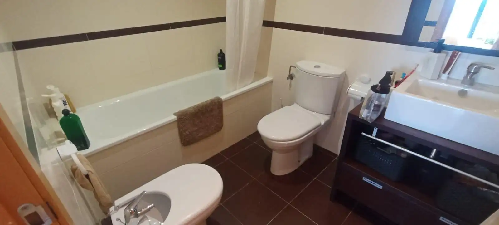 Baño de Apartamento de alquiler en Vinaròs con Aire acondicionado, Calefacción y Jardín privado