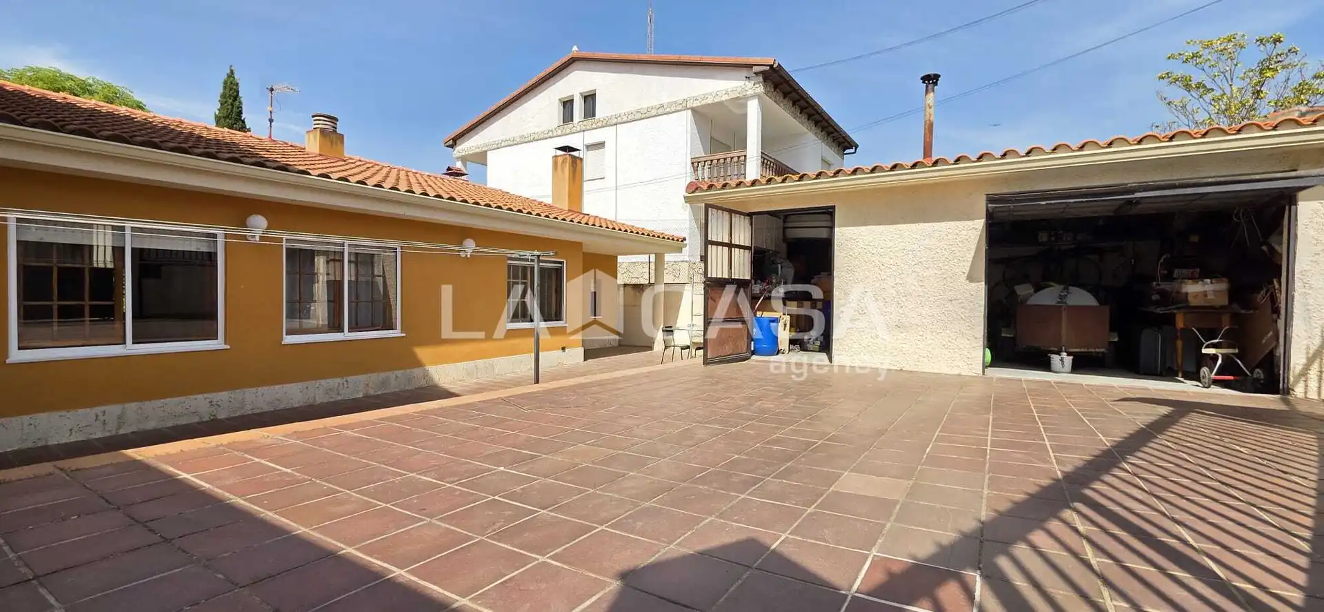 Vista exterior de Casa o xalet en venda en Dueñas amb Calefacció