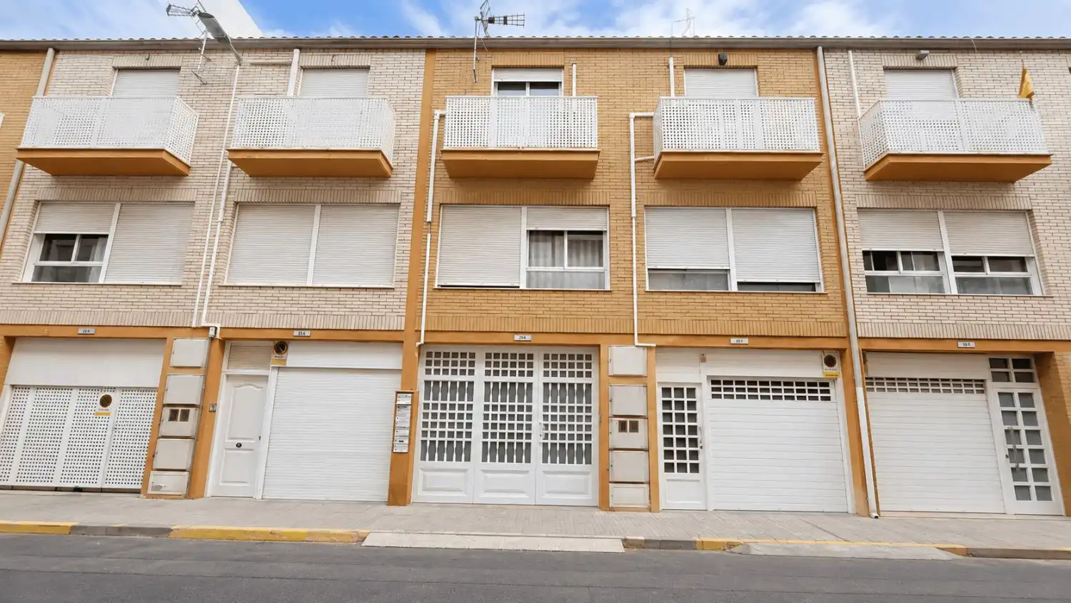 Vista exterior de Casa adosada en venta en Almazora / Almassora con Aire acondicionado y Terraza