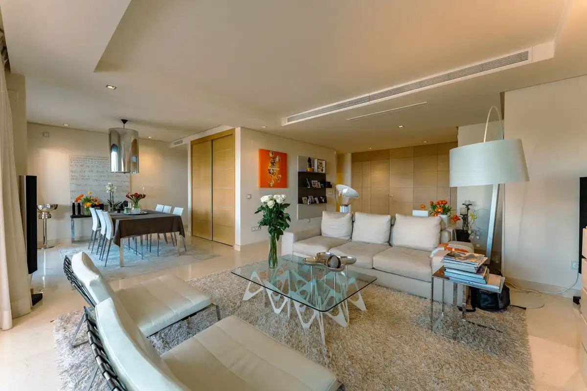 Sala d'estar de Apartament en venda en Benahavís amb Alarma