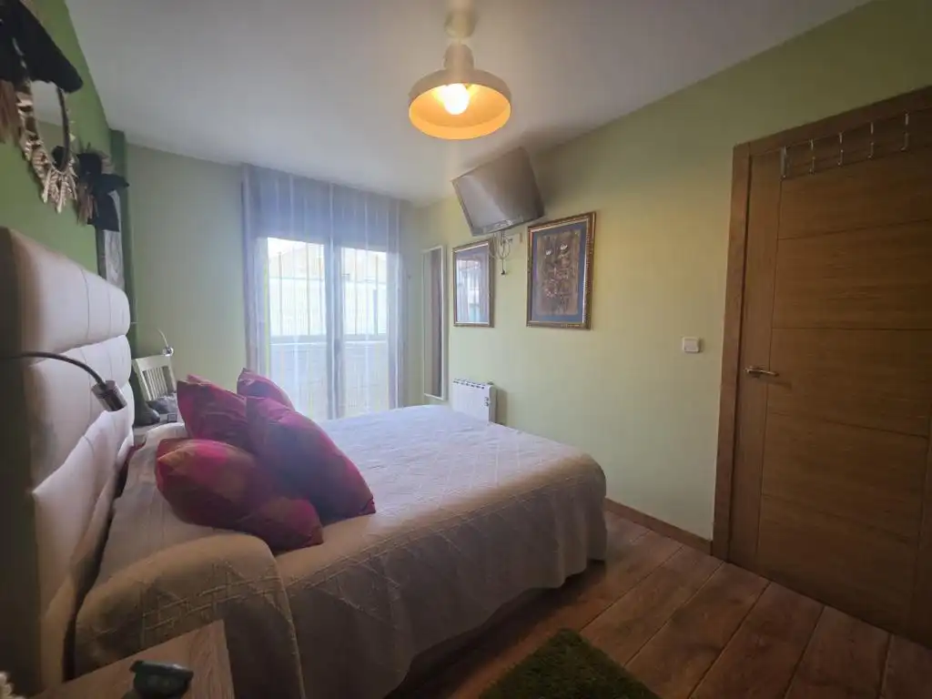 Dormitori de Apartament en venda en Boiro amb Calefacció, Parquet i Traster
