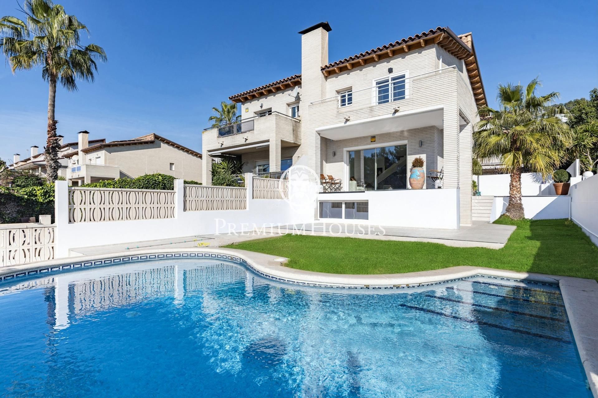 Vista exterior de Casa adosada en venda en Sitges amb Jardí privat, Terrassa i Piscina
