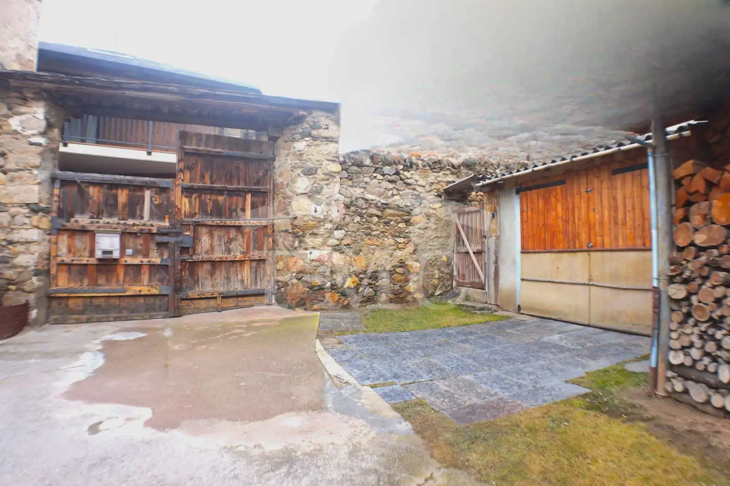 Vista exterior de Finca rústica en venda en Alp amb Jardí privat i Traster