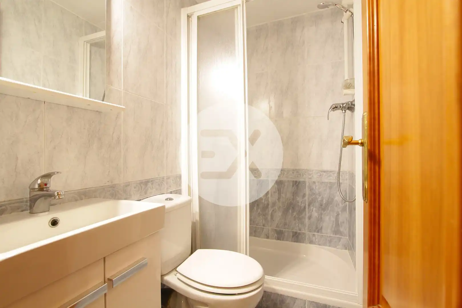 Badezimmer von Wohnung zum Verkauf in Castelldefels mit Parkett, Ofen und Balkon